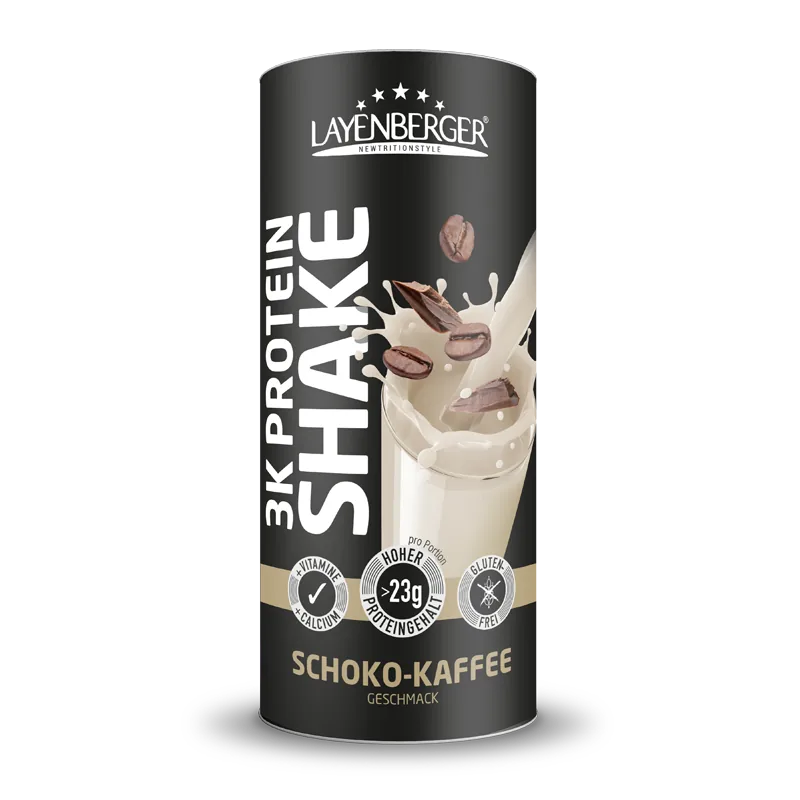 3K Protein Shake Chocolate Coffee; musta Layenberger 3K Protein Shake -purkki Schoko-Kaffee-mausteena mattapinnalla, sylinterin muotoinen; etiketissä maito- ja kahvipapukuvitusta; teksti kertoo tuotenimen, maun, ”23 g proteiinia” sekä keskeisistä vitamiineista ja kivennaisaineista lihavoidulla groteskilla; ei ihmisiä tai käsiä, neutraali tausta, suoraviivainen studiokuva.