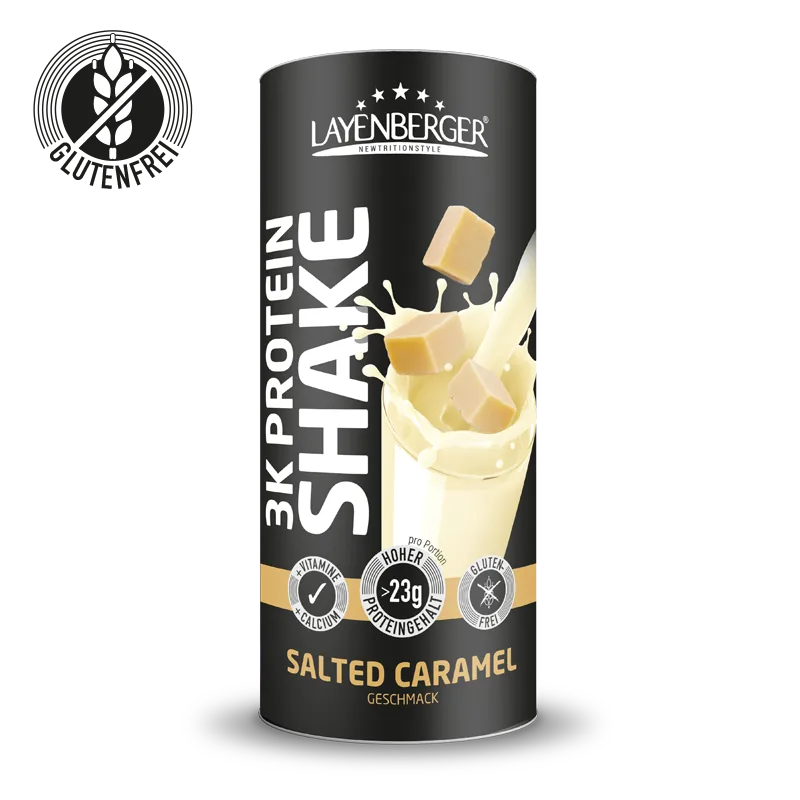 3K Protein Shake Salted Caramel; musta sylinterin muotoinen Layenberger 3K Protein Shake -purkki Salted Caramel -makuisena; pakkauksessa matta pinta ja keskellä kuvitus lasista, josta roiskuu shakea, sekä karamellikuutioita; etiketissä kuvakkeet vitamiineista, kalsiumista, ”yli 23 g proteiinia” ja ”Gluten Free” korostaen runsasta proteiinipitoisuutta; teksti lihavoidulla groteskilla etupinnalla; tasainen studiotausta, ei ihmisiä.