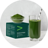 Vitalized Greens & Protein; lasillinen vihreää juomaa raidallisella pillillä, kulho vihreää jauhetta ja vihreä laatikko tekstillä Greens & Protein aseteltuna valkoiselle pinnalle; juoma kirkkaassa lieriömäisessä lasissa; pillissä vuorottelevat valkoiset ja vaaleanvihreät viistoraidat; kulho pyöreä, keraaminen tai posliininen mattapinnalla; laatikko suorakaiteen muotoinen, mattapintainen, kirkkaanvihreä, lihavoitua valkoista groteskitekstiä; ei ihmisiä kuvassa.