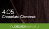 Biokap Nutricolor Delicato Kestoväri; lähikuva tummanruskeasta tukasta tekstillä 4.05 Chocolate Chestnut ja vihreä palkki alaosassa tekstillä nutricolor delicato, korostaen rikasta ja eloisaa väriä; kuva suorakulmaisessa muodossa kiiltävin tekstuurisin hiussuortuvin; teksti valkoista ja lihavoitua groteskia läpinäkyvällä peitolla; ei ihmisiä tai käsiä; taustalla vain hiustekstuuri, ei pakkausta tai muita esineitä.