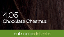 Biokap Nutricolor Delicato Kestoväri; lähikuva tummanruskeasta tukasta tekstillä 4.05 Chocolate Chestnut ja vihreä palkki alaosassa tekstillä nutricolor delicato, korostaen rikasta ja eloisaa väriä; kuva suorakulmaisessa muodossa kiiltävin tekstuurisin hiussuortuvin; teksti valkoista ja lihavoitua groteskia läpinäkyvällä peitolla; ei ihmisiä tai käsiä; taustalla vain hiustekstuuri, ei pakkausta tai muita esineitä.