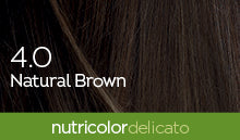 Biokap Nutricolor Delicato Kestoväri; lähikuva tummanruskeasta tukasta tekstillä 4.0 Natural Brown ja vihreä palkki alla tekstillä nutricolor delicato, korostaen rikasta väriformulaa; hiussäikeet pääkohteena sileässä tekstuurissa; kuvassa selkeää valkoista ja vihreää groteskitekstiä kuvan päällä; ei näkyvää pakkausta tai tuoteastiaa, ei ihmisiä tai käsiä; tausta pelkistetty.