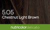 Biokap Nutricolor Delicato Kestoväri; lähikuva kastanjanvaaleanruskeasta tukasta sileällä, luonnollisella tekstuurilla; valkoinen groteskiteksti lukee ”5.05 Chestnut Light Brown” kuvan poikki; alaosassa yhtenäinen vihreä palkki näyttää pienemmällä valkoisella tekstillä ”nutricolor delicato”; ei näkyvää pakkausta, ihmisiä tai käsiä; tausta täyttyy hiusvärillä.