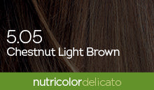 Biokap Nutricolor Delicato Kestoväri; lähikuva kastanjanvaaleanruskeasta tukasta sileällä, luonnollisella tekstuurilla; valkoinen groteskiteksti lukee ”5.05 Chestnut Light Brown” kuvan poikki; alaosassa yhtenäinen vihreä palkki näyttää pienemmällä valkoisella tekstillä ”nutricolor delicato”; ei näkyvää pakkausta, ihmisiä tai käsiä; tausta täyttyy hiusvärillä.