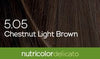 Biokap Nutricolor Delicato Kestoväri; lähikuva kastanjanvaaleanruskeasta tukasta sileällä, luonnollisella tekstuurilla; valkoinen groteskiteksti lukee ”5.05 Chestnut Light Brown” kuvan poikki; alaosassa yhtenäinen vihreä palkki näyttää pienemmällä valkoisella tekstillä ”nutricolor delicato”; ei näkyvää pakkausta, ihmisiä tai käsiä; tausta täyttyy hiusvärillä.