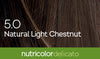 Biokap Nutricolor Delicato Kestoväri; lähikuva ruskeasta tukasta tekstillä 5.0 Natural Light Chestnut sen päällä, ja vihreä nauha alaosassa tekstillä nutricolor delicato valkoisella ja vaaleanharmaalla; kuva näyttää osan ruskeaa tukkaa pääaiheena selkeällä lihavoidulla valkoisella tekstillä sävynumerolle ja -nimelle; alaosan vihreässä nauhassa pienempää kontrastista kirjasinta brändäystä varten; ei ihmisiä, käsiä tai toimintaa; tausta tasainen.