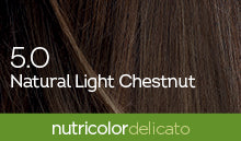 Biokap Nutricolor Delicato Kestoväri; lähikuva ruskeasta tukasta tekstillä 5.0 Natural Light Chestnut sen päällä, ja vihreä nauha alaosassa tekstillä nutricolor delicato valkoisella ja vaaleanharmaalla; kuva näyttää osan ruskeaa tukkaa pääaiheena selkeällä lihavoidulla valkoisella tekstillä sävynumerolle ja -nimelle; alaosan vihreässä nauhassa pienempää kontrastista kirjasinta brändäystä varten; ei ihmisiä, käsiä tai toimintaa; tausta tasainen.