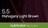 Biokap Nutricolor Delicato Kestoväri; lähikuva mahonginvaaleanruskeasta tukasta näyttäen värisävyn; päällekkäinen teksti lukee ”5.5 Mahogany Light Brown”; vihreä nauha alla näyttää ”nutricolor delicato” tavanomaisella groteskikirjasimella; ei näkyvää tuotepakkausta, vain tukka ja teksti tasaisella taustalla; ei ihmisiä kuvassa.