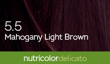Biokap Nutricolor Delicato Kestoväri; lähikuva mahonginvaaleanruskeasta tukasta näyttäen värisävyn; päällekkäinen teksti lukee ”5.5 Mahogany Light Brown”; vihreä nauha alla näyttää ”nutricolor delicato” tavanomaisella groteskikirjasimella; ei näkyvää tuotepakkausta, vain tukka ja teksti tasaisella taustalla; ei ihmisiä kuvassa.