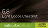Biokap Nutricolor Delicato Kestoväri; lähikuva tummanruskeasta tukasta merkinnällä 5.8 Light Cocoa Chestnut; kuvassa teksti, vihreä nauha alaosassa näyttää ”nutricolor delicato” ja ”LIMITED EDITION” keltaisin kirjaimin; tukka täyttää suurimman osan kuvasta sileällä, suoralla ilmeellä; ei ihmisiä tai käsiä; valkoinen tausta osittain näkyvissä vihreän nauhan ja tekstielementtien takana.