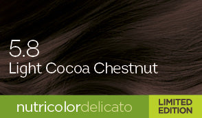 Biokap Nutricolor Delicato Kestoväri; lähikuva tummanruskeasta tukasta merkinnällä 5.8 Light Cocoa Chestnut; kuvassa teksti, vihreä nauha alaosassa näyttää ”nutricolor delicato” ja ”LIMITED EDITION” keltaisin kirjaimin; tukka täyttää suurimman osan kuvasta sileällä, suoralla ilmeellä; ei ihmisiä tai käsiä; valkoinen tausta osittain näkyvissä vihreän nauhan ja tekstielementtien takana.