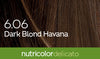 Biokap Nutricolor Delicato Kestoväri; lähikuva ruskeasta tukasta tekstillä 6.06 Dark Blond Havana valkoisena, ja nutricolor delicato vegan vihreänä alaosassa; hiusväri rikas, keskitummansävyinen vaalea sileällä tekstuurilla; teksti asetettu hiustaustan päälle, ”6.06 Dark Blond Havana” lihavoidulla groteskikirjasimella, ”nutricolor delicato vegan” pienempänä pienaakkosin alareunassa; ei pakkausta tai esineitä näkyvissä.
