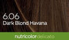 Biokap Nutricolor Delicato Kestoväri; lähikuva ruskeasta tukasta tekstillä 6.06 Dark Blond Havana valkoisena, ja nutricolor delicato vegan vihreänä alaosassa; hiusväri rikas, keskitummansävyinen vaalea sileällä tekstuurilla; teksti asetettu hiustaustan päälle, ”6.06 Dark Blond Havana” lihavoidulla groteskikirjasimella, ”nutricolor delicato vegan” pienempänä pienaakkosin alareunassa; ei pakkausta tai esineitä näkyvissä.