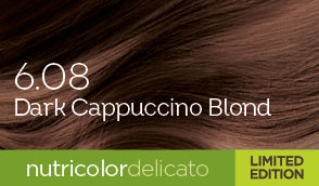 Biokap Nutricolor Delicato Kestoväri; lähikuva vaaleanruskeasta hiusnäytteestä; päällekkäinen teksti lukee ”6.08 Dark Cappuccino Blond”; alaosassa suorakulmainen vihreä nauha näyttää ilmaukset ”nutricolor delicato” ja ”LIMITED EDITION”; typografia siistiä ja nykyaikaista; ei näkyvää pakkausta tai brändilogoja; tausta tasainen, ei ihmisiä tai käsiä.