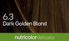 Biokap Nutricolor Delicato Kestoväri; lähikuva ruskeasta tukasta, jonka päällä teksti 6.3 Dark Golden Blond; vihreä palkki alaosassa näyttää nutricolor delicato korostaen rikasta väriä ja ravitsevuutta; ei näkyvää tuotepakkausta tai brändielementtejä; typografia yksinkertainen, luettava ja valkoinen pääväri- ja sävynimelle ruskeaa hiustaustaa vasten.