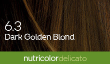 Biokap Nutricolor Delicato Kestoväri; lähikuva ruskeasta tukasta, jonka päällä teksti 6.3 Dark Golden Blond; vihreä palkki alaosassa näyttää nutricolor delicato korostaen rikasta väriä ja ravitsevuutta; ei näkyvää tuotepakkausta tai brändielementtejä; typografia yksinkertainen, luettava ja valkoinen pääväri- ja sävynimelle ruskeaa hiustaustaa vasten.