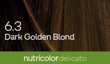Biokap Nutricolor Delicato Kestoväri; lähikuva ruskeasta tukasta, jonka päällä teksti 6.3 Dark Golden Blond; vihreä palkki alaosassa näyttää nutricolor delicato korostaen rikasta väriä ja ravitsevuutta; ei näkyvää tuotepakkausta tai brändielementtejä; typografia yksinkertainen, luettava ja valkoinen pääväri- ja sävynimelle ruskeaa hiustaustaa vasten.