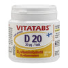 Vitatabs D 20 µg: valkoinen pullo Vitatabs D 20 -D3-vitamiinitabletteja, sylinterimäinen muovipullo mattapinnalla; etiketissä suomenkielistä tekstiä lihavoidulla groteskikirjasimella, oranssein korostuksin ja sinivalkoinen lippukuvake; luettavissa "300 x 20 µg" etuosassa; tuote seisoo pystyssä neutraalia taustaa vasten, ei ihmisiä tai käsiä näkyvissä.