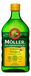 Möller Kalanmaksaöljy, sitruuna; vihreä pullo, keltainen etiketti, jossa Omega-3, A-, D- ja E-vitamiinit sekä sitruunaviipalekuva; etiketissä suomenkielistä tekstiä ja terveyskuvakkeita immuunipuolustuksesta, aivoista ja sydämestä; pullo läpinäkyvää muovia, suorakulmainen muoto pyöristetyin olkapäin, kiiltävä pinta; groteskifonttia etiketissä; ei ihmisiä; vaalea tausta pehmeällä valaistuksella, tavanomainen silmän tason tuotekuva.