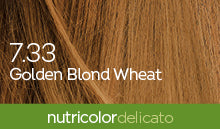 Biokap Nutricolor Delicato Kestoväri; lähikuva kultavaalean vehnänvärisestä tukasta tekstillä 7.33 Golden Blond Wheat hiusten päällä ja nutricolor delicato valkoisena ja vihreänä alaosassa, korostaen rikasta luonnollista kiiltoa; hiussäikeet sileitä ja kiiltäviä täyttäen suurimman osan kuvasta; teksti aseteltuna suoraan kuvan päälle selkeällä groteskikirjasimella; ei pakkausta tai ihmisiä; tausta tasainen, kuva tiukasti rajattu hiusnäytteen ympärille.