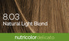 Biokap Nutricolor Delicato Kestoväri; lähikuva vaaleanruskean-vaalean tukasta tekstillä 8.03 Natural Light Blond päällekkäin; alaosassa yhtenäinen vihreä palkki valkoisella groteskitekstillä ”nutricolor delicato”; ei pakkausta, ihmisiä tai käsiä näkyvissä; kuva rajattu läheltä hiustekstuuriin neutraalilla taustalla.