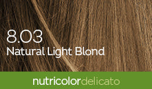 Biokap Nutricolor Delicato Kestoväri; lähikuva vaaleanruskean-vaalean tukasta tekstillä 8.03 Natural Light Blond päällekkäin; alaosassa yhtenäinen vihreä palkki valkoisella groteskitekstillä ”nutricolor delicato”; ei pakkausta, ihmisiä tai käsiä näkyvissä; kuva rajattu läheltä hiustekstuuriin neutraalilla taustalla.