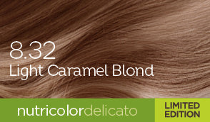Biokap Nutricolor Delicato Kestoväri; lähikuva vaaleankaramellinvaalean tukasta tekstillä 8.32 Light Caramel Blond; pakkauksessa vihreä mattanauha alaosassa sanoin nutricolordelicato ja LIMITED EDITION valkoisin suuraakkosin; tuotetyyppi ei näkyvissä, vain sävynäyte ja etikettiteksti ilman ihmisiä tai käsiä; tausta tasainen, tiukasti rajattu näyte ja teksti.