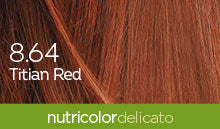 Biokap Nutricolor Delicato Kestoväri; lähikuva eloisasta punertavanruskeasta tukasta; vihreä nauha alaosassa näyttää tekstin ”8.64 Titian Red” ja ”nutricolor delicato” valkoisella groteskikirjasimella; kuva tiukasti rajattu tukkaan, ei näkyvää pakkausta tai ihmisiä; tausta yksityiskohtia ei näy kuvassa; korostaa rikasta väriä ja ravitsevaa koostumusta.