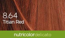 Biokap Nutricolor Delicato Kestoväri; lähikuva eloisasta punertavanruskeasta tukasta; vihreä nauha alaosassa näyttää tekstin ”8.64 Titian Red” ja ”nutricolor delicato” valkoisella groteskikirjasimella; kuva tiukasti rajattu tukkaan, ei näkyvää pakkausta tai ihmisiä; tausta yksityiskohtia ei näy kuvassa; korostaa rikasta väriä ja ravitsevaa koostumusta.