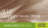Biokap Nutricolor Delicato Kestoväri; lähikuva hyvin vaaleasta vaniljanvaaleasta tukasta tekstillä 9.13 Very Light Vanilla Blond; väriainesävynäyte kuvattu yksityiskohtaisesti näyttäen hienoja, sileitä säikeitä viileäsävyisessä vaaleassa värissä; suorakulmainen peitto alaosassa vihreällä taustalla ja valkoisella lihavoidulla groteskitekstillä: nutricolor delicato ja LIMITED EDITION; ei ihmisiä tai käsiä kuvassa.