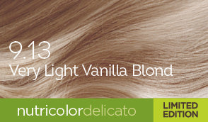 Biokap Nutricolor Delicato Kestoväri; lähikuva hyvin vaaleasta vaniljanvaaleasta tukasta tekstillä 9.13 Very Light Vanilla Blond; väriainesävynäyte kuvattu yksityiskohtaisesti näyttäen hienoja, sileitä säikeitä viileäsävyisessä vaaleassa värissä; suorakulmainen peitto alaosassa vihreällä taustalla ja valkoisella lihavoidulla groteskitekstillä: nutricolor delicato ja LIMITED EDITION; ei ihmisiä tai käsiä kuvassa.