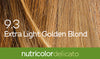 Biokap Nutricolor Delicato Kestoväri; lähikuva vaaleankultaisesta vaaleatukasta tekstillä 9.3 Extra Light Golden Blond päällekkäin; alaosassa vihreä palkki sanoin nutricolor delicato korostaen eloisaa, ravitsevaa väriä; kuva näyttää hiussäikeitä, suuri valkoinen groteskiteksti keskitettynä neutraalille taustalle; alareunassa yhtenäinen vihreä vaakapalkki pienaakkosin valkoisin kirjaimin; ei ihmisiä tai käsiä.