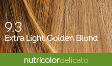 Biokap Nutricolor Delicato Kestoväri; lähikuva vaaleankultaisesta vaaleatukasta tekstillä 9.3 Extra Light Golden Blond päällekkäin; alaosassa vihreä palkki sanoin nutricolor delicato korostaen eloisaa, ravitsevaa väriä; kuva näyttää hiussäikeitä, suuri valkoinen groteskiteksti keskitettynä neutraalille taustalle; alareunassa yhtenäinen vihreä vaakapalkki pienaakkosin valkoisin kirjaimin; ei ihmisiä tai käsiä.