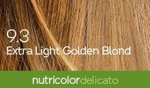 Biokap Nutricolor Delicato Kestoväri; lähikuva vaaleankultaisesta vaaleatukasta tekstillä 9.3 Extra Light Golden Blond päällekkäin; alaosassa vihreä palkki sanoin nutricolor delicato korostaen eloisaa, ravitsevaa väriä; kuva näyttää hiussäikeitä, suuri valkoinen groteskiteksti keskitettynä neutraalille taustalle; alareunassa yhtenäinen vihreä vaakapalkki pienaakkosin valkoisin kirjaimin; ei ihmisiä tai käsiä.