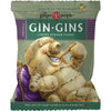 The Ginger People Gin Gins Chewy Ginger Original; pussi Gin Gins-inkiväärikaramelleja, kuvituksena hymyilevä inkiväärijuurihahmo kepin kanssa vihreällä taustalla violetein tehostein; pussi kiiltäväpintainen suorakulmainen valkoisin ja keltaisin groteskitekstein "Gin Gins" ja "chewy ginger candy"; ei ihmisiä tai käsiä kuvassa, yksinkertainen tausta.
