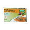 A.Vogel Herbamare Luomu Kasvisliemikuutio Vähäsuolainen; laatikko A.Vogel Herbamare -kasvislientä, merkitty vähäsuolaiseksi ja vegaaniseksi, 76 g; suorakulmainen pahvipakkaus mattapinnalla; etupuolella kuvia kokonaisista vihanneksista ja täytetystä keittokupista; päätekstin kirjasin lihavoitua groteskia, lisätekstiä pienemmällä useilla kielillä; laatikko kuvattu pelkistetyllä valkoisella taustalla, ei ihmisiä tai käsiä kuvassa, suora edestäpäin otettu kuva.
