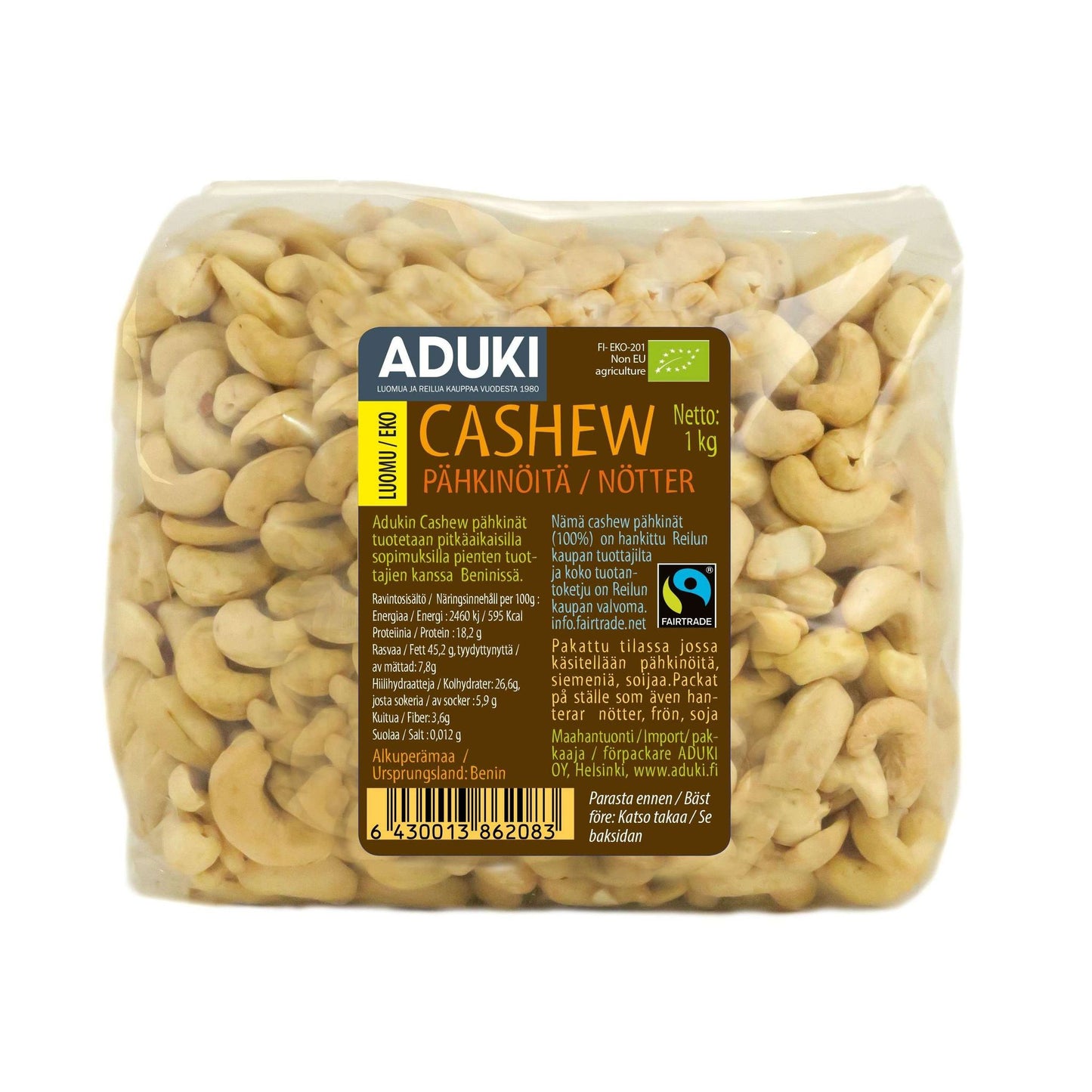 Aduki-brändin Cashewpähkinä, 1 kg; kirkas muovipakkaus, tekstiä suomeksi ja ruotsiksi; luomupähkinät näkyvissä pakkauksen läpi; suorakulmainen muoto pyöristetyin reunoin, mattapintainen etiketti yksinkertaisella groteskifontilla; alaosassa näkyvä viivakoodi; vaalea tausta, ei ihmisiä.