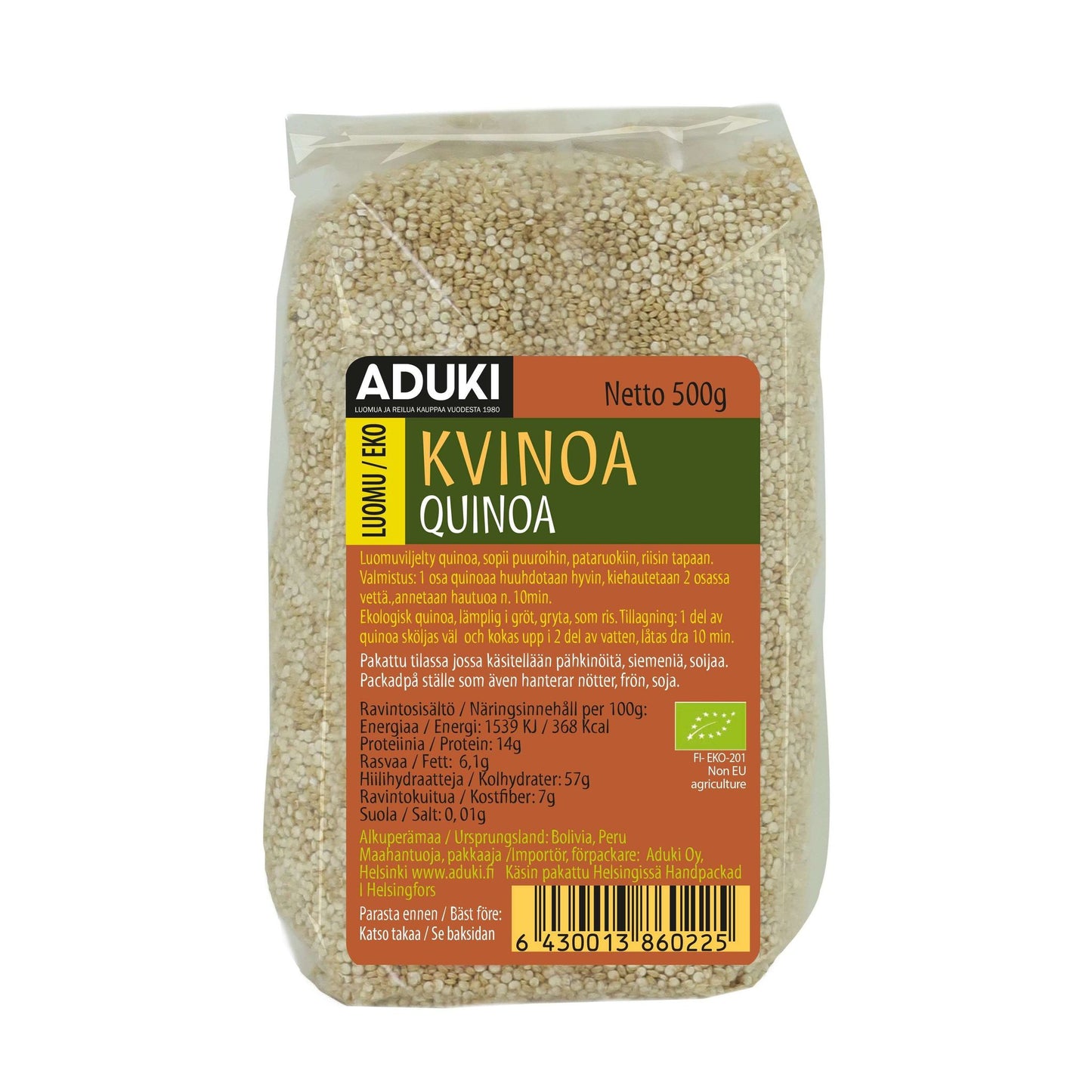 Aduki Luomu Kvinoa, 500 g; suomen- ja englanninkielistä tekstiä, ravintotietoja ja EU:n luomumerkki; gluteeniton kvinoa näkyvissä kirkkaan muovipakkauksen läpi; suorakulmainen, läpinäkyvä pussi mattaosin painetulle etiketille; groteskityyppiä mustana ja vihreänä; neutraali tausta, ei ihmisiä tai käsiä.
