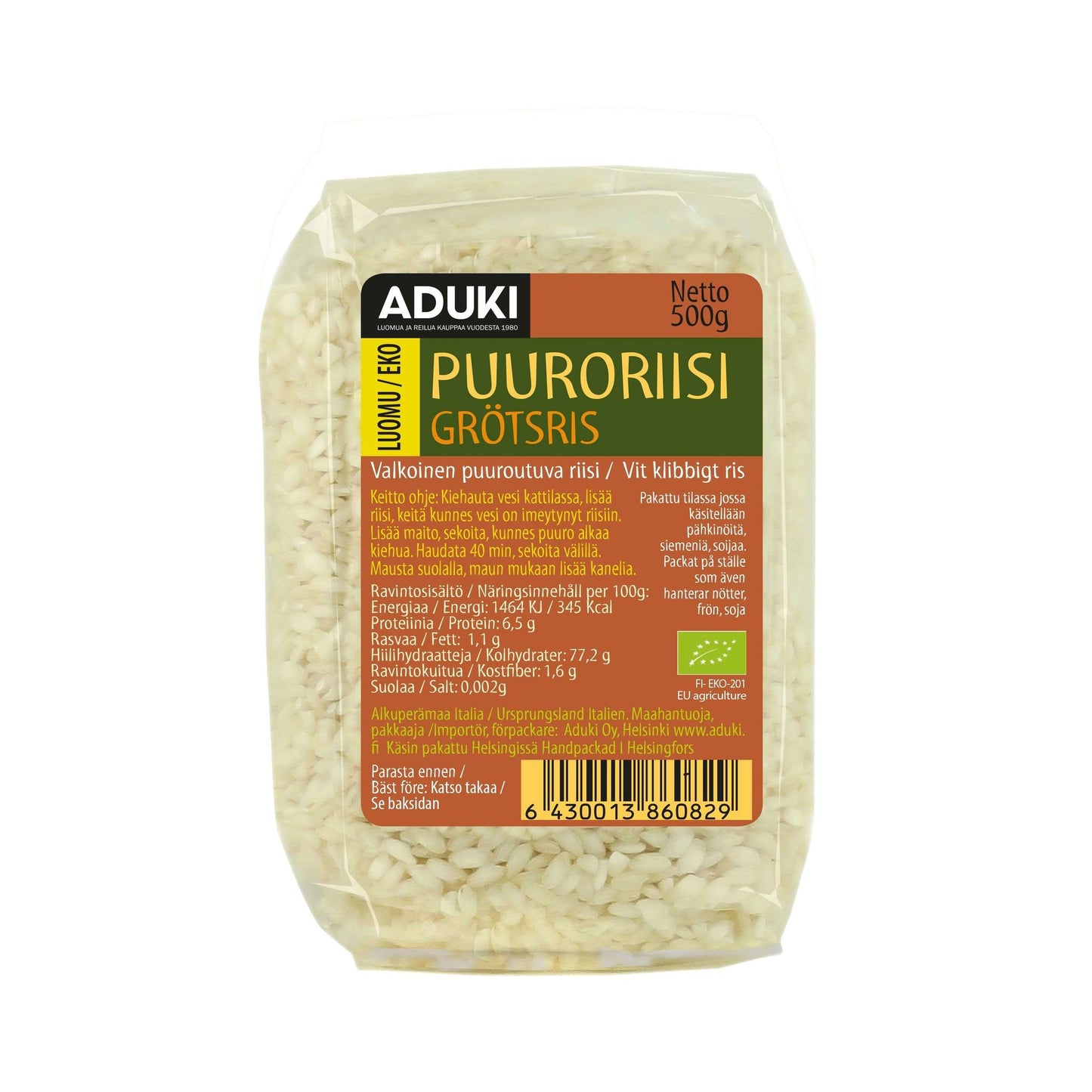 Aduki Luomu Puuroriisi, 500 g; kirkas muovipussi, etiketissä ravintotietoja ja vihreä luomumerkki; suorakulmainen, mattapintainen pakkaus, tuotenimi lihavoidulla groteskifontilla mustana ja vihreänä; ei ihmisiä tai käsiä; vaalea tausta, tuote keskitetty kuvassa.