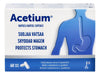 Acetium 100 mg -kapselipakkaus; suorakulmainen, mattapintainen ja pääosin valkoinen rasia sinisin korostuksin; etiketissä sininen ylävartalon ääriviiva korostetulla vatsa-alueella, monikielistä tekstiä sekä kuva yhdestä valkoisesta kapselista; merkki ja tuotetiedot useilla kielillä tekstausvapaalla kirjasimella; kuvattu valkoista studiotaustaa vasten edestä, ei ihmisiä tai käsiä näkyvissä.