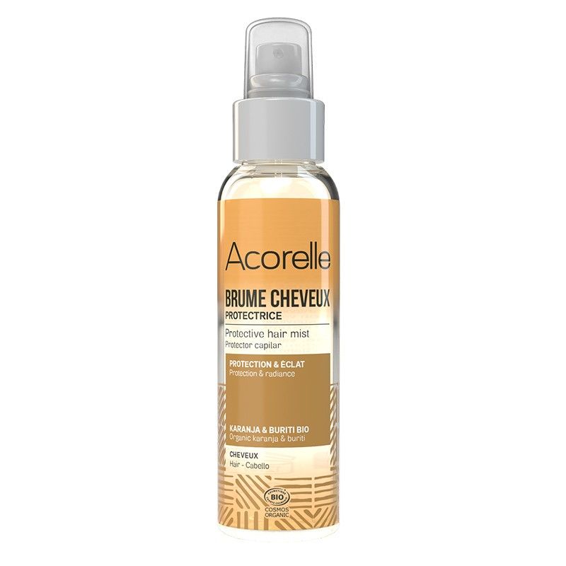 Acorelle Aurinkosuojasuihke Hiuksille: Brume Cheveux Protectrice -hiussuihke läpinäkyvässä pullossa suihkekorkilla, beige-kultainen etiketti ranskan- ja englanninkielisellä tekstillä; pullo on sylinterimäinen ja kiiltävää muovia; tausta on valkoinen, ei ihmisiä tai käsiä näkyvissä; etiketissä luettavissa tuotenimi ja käyttöohjeet kahdella kielellä.