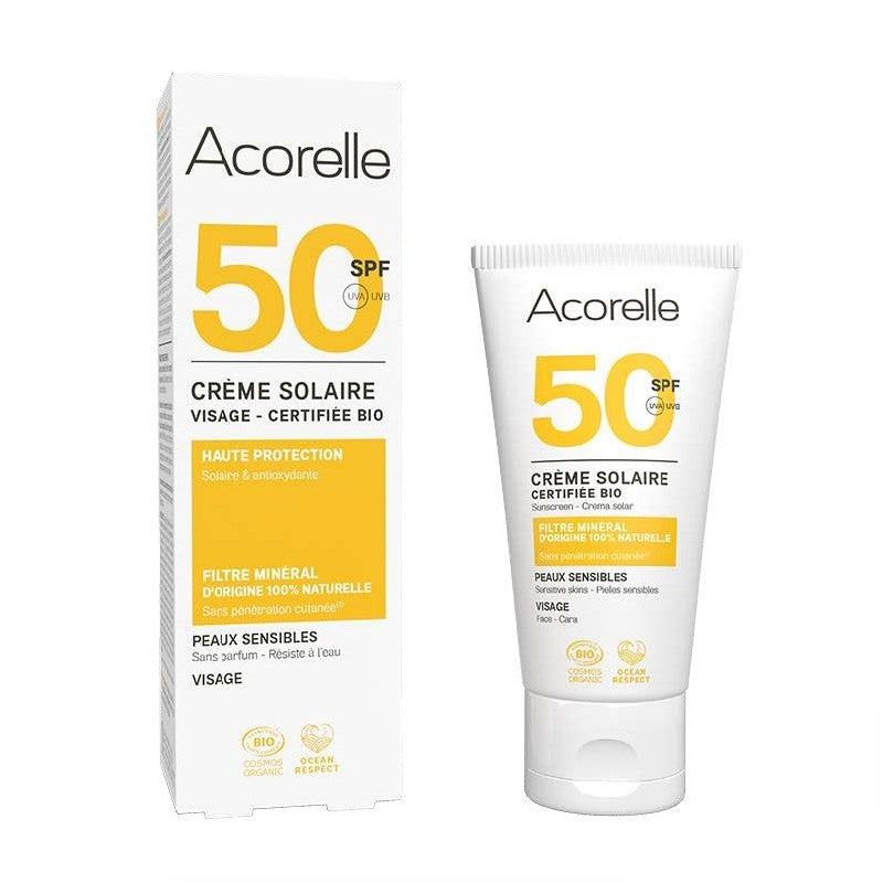 Acorelle Aurinkovoide Kasvoille SPF50: valkoinen SPF 50 -luomuaurinkovoiderasia keltaisin korostuksin sekä yhteensopiva tuubi rinnakkain pystyasennossa; pakkaus on mattapintainen, tuubit sylinterimäisiä ja rasia suorakulmainen; groteskikirjasin mustalla ja keltaisella, luettavissa teksti "Haute Protection" ja "peaux sensibles (sensitive skin)"; vaalea tausta, ei ihmisiä tai käsiä näkyvissä.