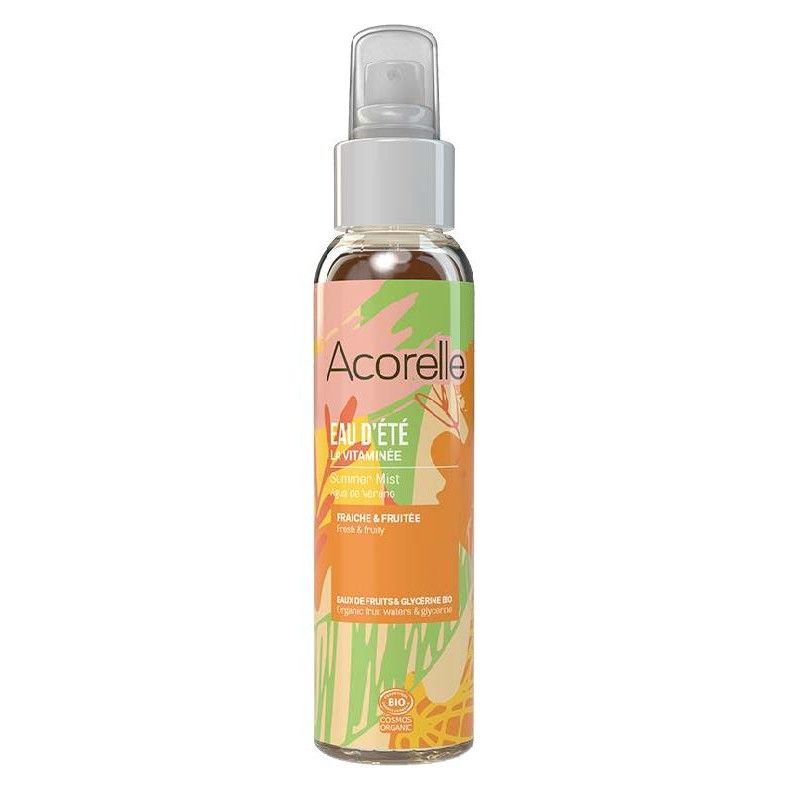 Acorelle Vartalotuoksu Fresh & Fruity: läpinäkyvä Eau d'Été Vitaminée Summer Mist -suihkepullo oranssi-vihreällä etiketillä, jossa värikkäitä hedelmä- ja lehtikuvioita; etiketti on kiiltäväpintainen valkoisella pohjalla, pyöristetyt oranssit ja vihreät muodot sekä yksinkertainen groteskiteksti; pullo on sylinterimäinen läpinäkyvällä pumppunokalla; ei ihmisiä tai käsiä näkyvissä, valkoinen tausta, keskikokoinen lähikuva.
