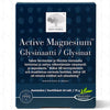 Active Magnesium Glysinaatti; sininen suorakaiteen muotoinen pakkaus New Nordic Active Magnesium Glycinate -ravintolisää mattapinnalla; etuosassa brändinimi, tuotetyyppi ja maininta 60 vegaanisesta tabletista selkeällä groteskifontilla suomeksi ja ruotsiksi; tyylitelty puulogo yläosassa; pinnassa myös hyödyt hermostolle ja lihaksille; neutraali tausta, ei ihmisiä.