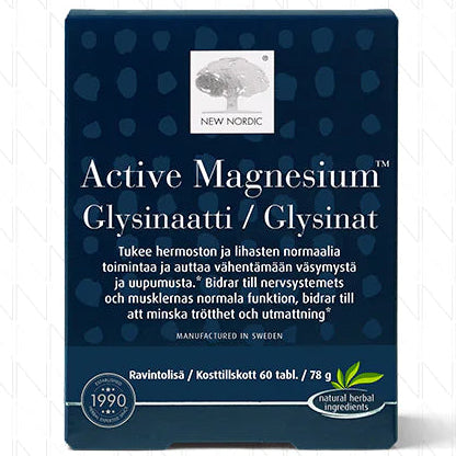 Active Magnesium Glysinaatti; sininen suorakaiteen muotoinen pakkaus New Nordic Active Magnesium Glycinate -ravintolisää mattapinnalla; etuosassa brändinimi, tuotetyyppi ja maininta 60 vegaanisesta tabletista selkeällä groteskifontilla suomeksi ja ruotsiksi; tyylitelty puulogo yläosassa; pinnassa myös hyödyt hermostolle ja lihaksille; neutraali tausta, ei ihmisiä.