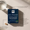 Active Magnesium Glysinaatti; lasillinen vettä, yksi ravintolisäkapseli ja suorakaiteen muotoinen pakkaus tekstillä New Nordic Active Magnesium Glycinate aseteltuna mattabeigelle pinnalle; pakkaus pääosin valkoinen mustin ja vihrein tekstein, sisältää New Nordic -logon ja lehtikuvan, selkeä suomenkielinen teksti mainitsee magnesiumin ja vitamiinit; ei ihmisiä tai käsiä kuvassa.