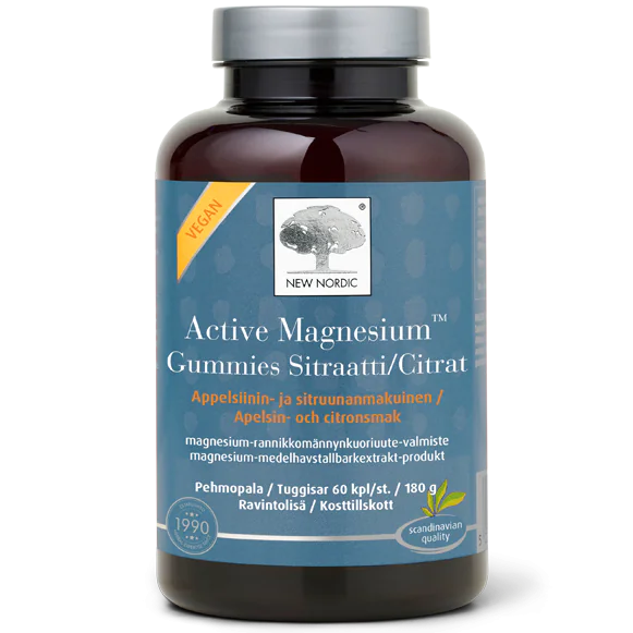 Active Magnesium Gummies Sitraatti; pullo New Nordic Active Magnesium Gummies -purutabletteja appelsiinin ja sitruunan mausteltuna; säiliö puoliläpinäkyvää violettia muovia, mattapintainen lieriömäinen muoto vastaavalla kierrekannella; etiketti valkoinen mustin tekstein ja yksinkertaisin logoin groteskifontilla; luettava etikettiteksti sisältää vegaaniset ainesosat, skandinaavisen laadun ja magnesiumpitoisuuden suomeksi, ruotsiksi ja englanniksi; ei ihmisiä tai käsiä; studiotausta, suoraviivainen tuotekuva.