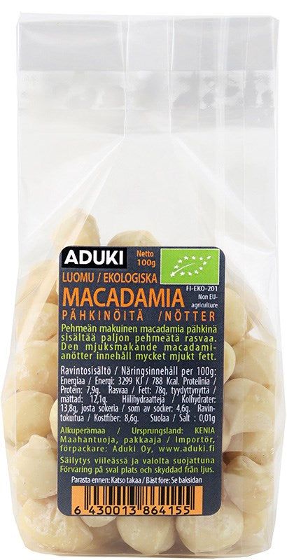 Aduki Luomu Macadamiapähkinä; kirkas muovipussi Aduki-merkkisiä luomu-macadamiapähkinöitä monikielisin etiketein suomeksi, ruotsiksi ja muilla kielillä; suorakaiteen muotoinen pakkaus mattapinnalla; etiketissä lihavoitua groteskifonttia brändille ja tuotenimelle; alaosassa viivakoodi; tausta valkoinen; ei ihmisiä tai esineitä kuvassa; ainesosat ja sertifiointikuvakkeet näkyvissä etuosassa.