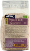 Aduki Luomu Psyllium; kirkas muovipussi sisältää vaaleanruskeaa, hienoksi jauhettua psylliumkuitua; etusivun etiketissä Aduki-brändinimi ja suomenkielistä tuotetietoa, mukana yksityiskohtia, ravintoarvoja ja viivakoodi selkeällä groteskifontilla; pakkaus suorakaiteen muotoinen mattapinnalla; kuva näyttää vain tuotteen tasaisella taustalla; Aduki-merkkinen psylliumkuitupussi suomenkielisin merkinnöin, tuotetietoineen, ravintoarvoineen ja viivakoodilla etusivulla.