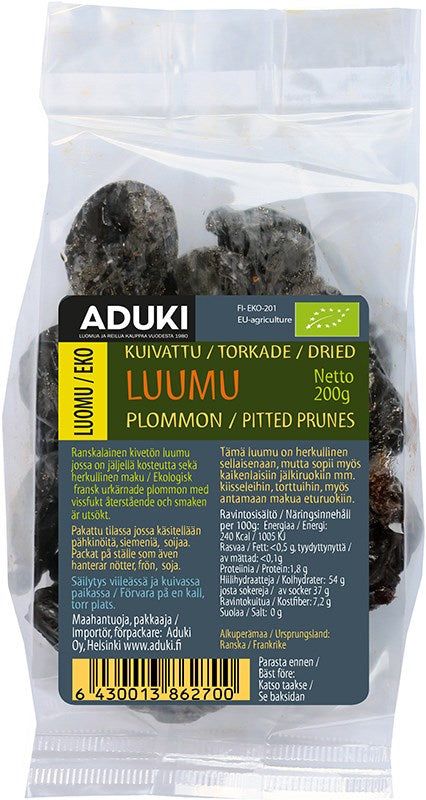Aduki Luomu Kuivattu Luumu; kirkas, kiiltäväpintainen muovipussi tekstillä ADUKI sisältää kivettömiä kuivattuja luumuja; pussi suorakaiteen muotoinen suljetulla yläreunalla; etuetiketissä groteski- ja lihavoituja fontteja, pääosin mustaa tekstiä valkoisella pohjalla; ravintosisältötiedot, luomu- ja EU-luomumerkit sekä monikielinen tuotetieto näkyvissä; ei ihmisiä tai käsiä; neutraali tausta, koko tuote kuvassa.